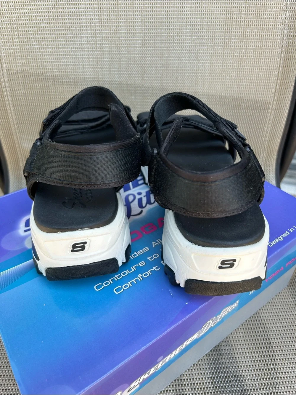 Skechers D Lites size 9 Fresh Catch Yoga Foam Sandals in White Black platform